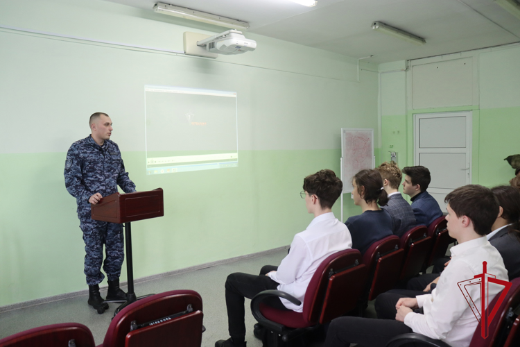Росгвардия знакомит учащуюся молодёжь Биробиджана с ведомственными вузами 