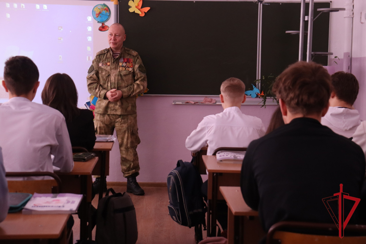В ЕАО росгвардейцы побеседовали со школьниками о воинах-интернационалистах  