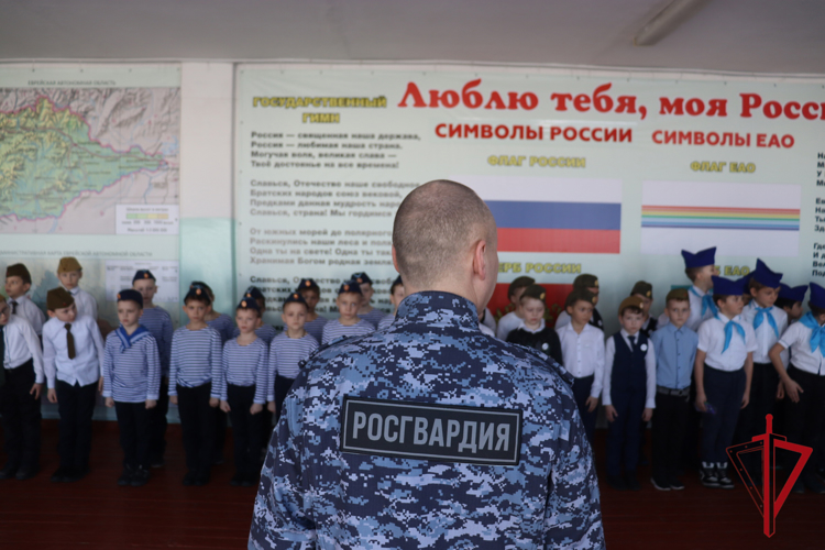 Росгвардейцы ЕАО приняли участие в судействе школьных cмотров строя и песни