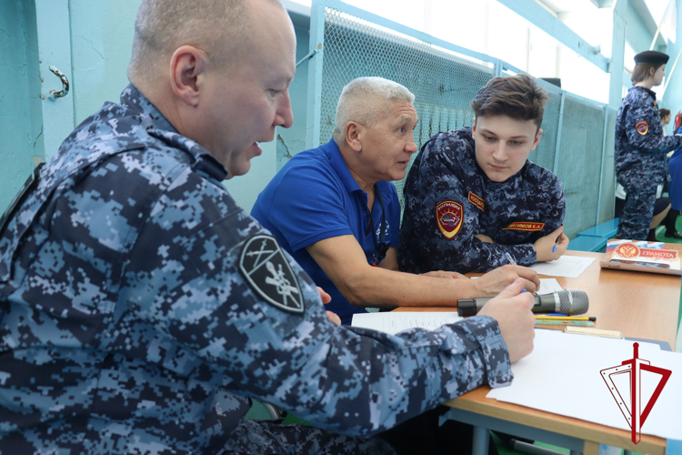 Росгвардейцы ЕАО приняли участие в судействе школьных cмотров строя и песни