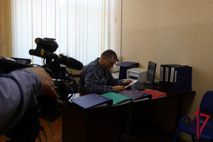  В ЕАО росгвардеец вместе с семьей стал героем сюжета на региональном ТВ