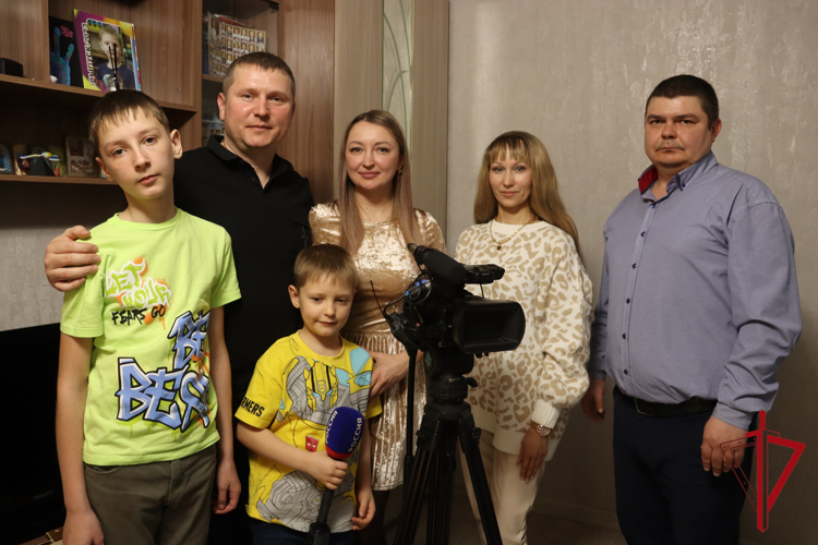 В ЕАО росгвардеец вместе с семьей стал героем сюжета на региональном ТВ