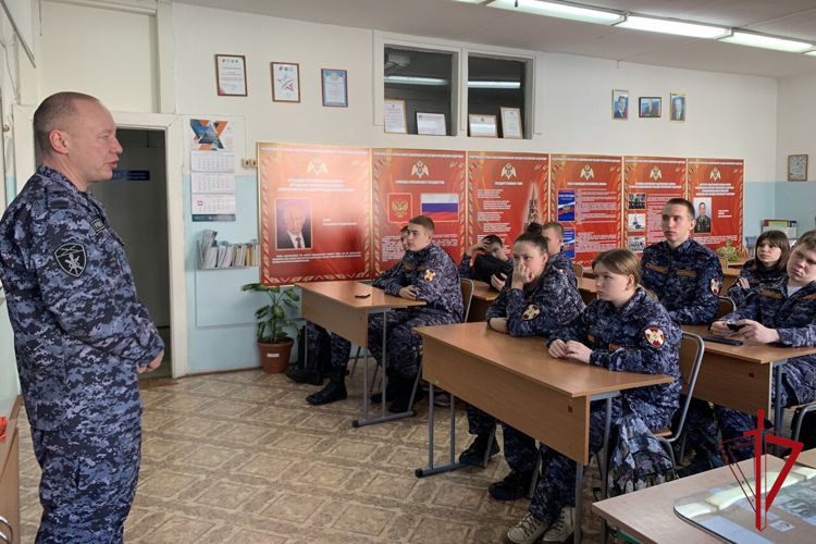 В ЕАО росгвардейцы провели для школьников урок памяти «Великий Сталинград»