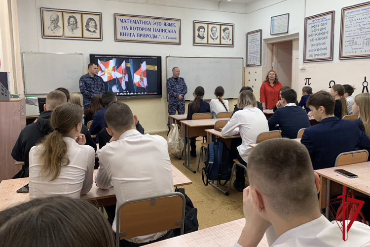 Офицеры Росгвардии рассказали о ведомственных вузах школьникам Биробиджана