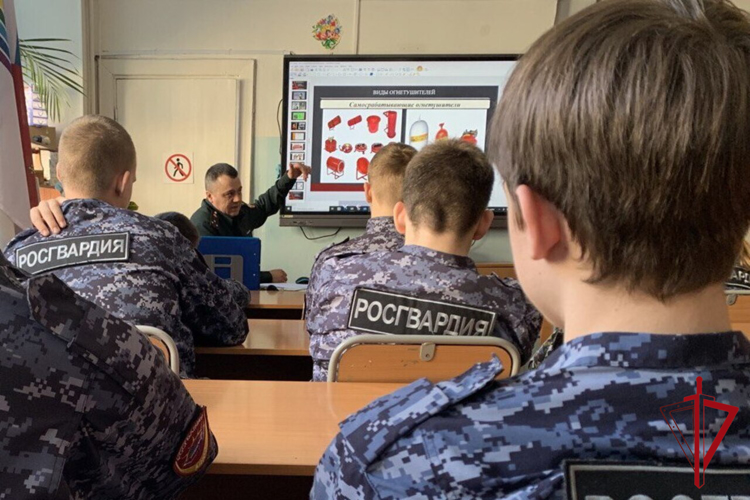 В ЕАО росгвардейцы познакомили учеников подшефного класса с историей создания огнетушителя