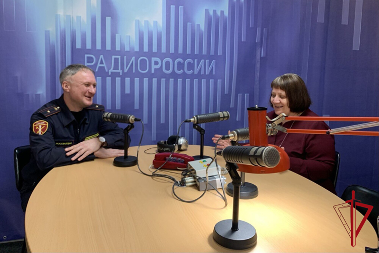 Офицер Росгвардии в радиоэфире рассказал об истории становления лицензионно-разрешительной службы 
