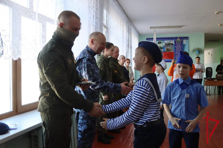 Росгвардейцы ЕАО приняли участие в судействе школьных cмотров строя и песни