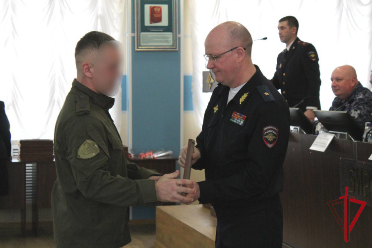 В Биробиджане спортсменов-росгвардейцев отметили благодарностями регионального общества «Динамо»