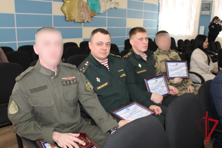 В Биробиджане спортсменов-росгвардейцев отметили благодарностями регионального общества «Динамо»