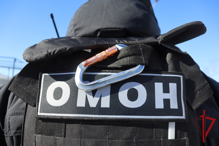 Взрывотехники ОМОН обследовали гранату, найденную в подъезде дома в Биробиджане