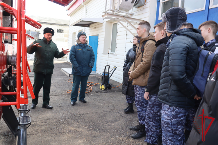 Экскурсию в пожарно-спасательную часть Биробиджана организовали росгвардейцы для подшефных школьников 