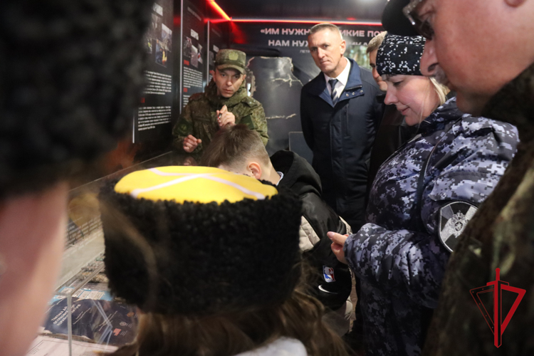 Уникальный тематический агитпоезд «Сила в правде» посетили росгвардейцы в Еврейской автономии