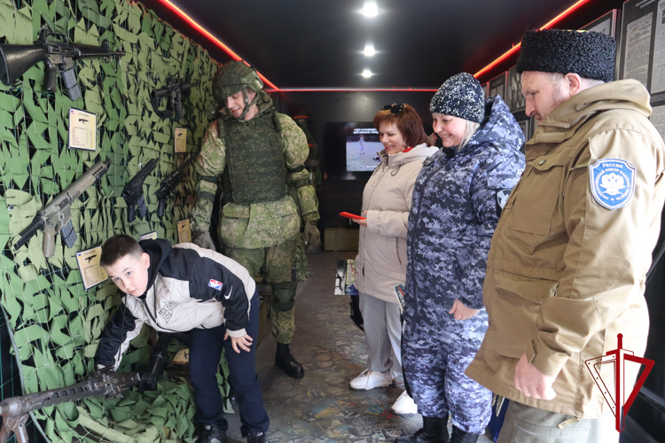 Уникальный тематический агитпоезд «Сила в правде» посетили росгвардейцы в Еврейской автономии