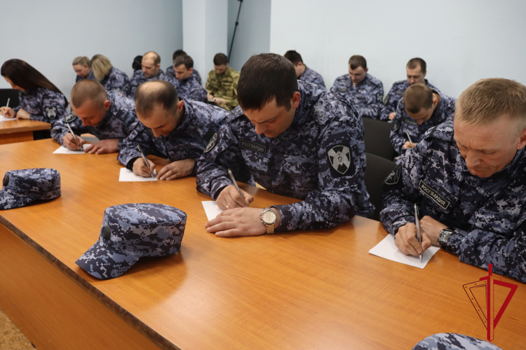 Росгвардейцы ЕАО ответили на вопросы «Диктанта Победы» 