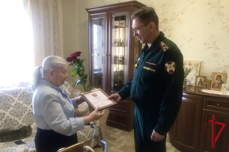 В Биробиджане руководство областной Росгвардии навестило ветерана