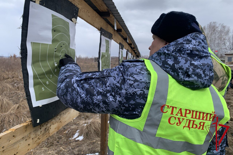 Росгвардейцы соревновались в мастерстве владения табельным оружием
