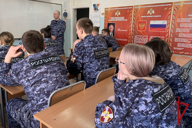 Офицеры Росгвардии провели занятия с подшефными школьниками 