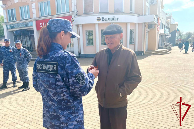 В Биробиджане росгвардейцы провели акцию «Георгиевская ленточка» 