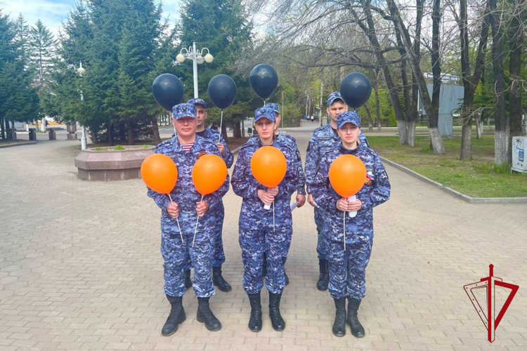 В Биробиджане росгвардейцы провели акцию «Георгиевская ленточка» 
