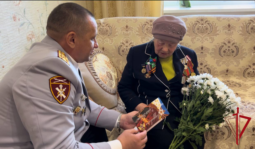 Персональный парад для Анны Цымбал провели правоохранители в Биробиджане