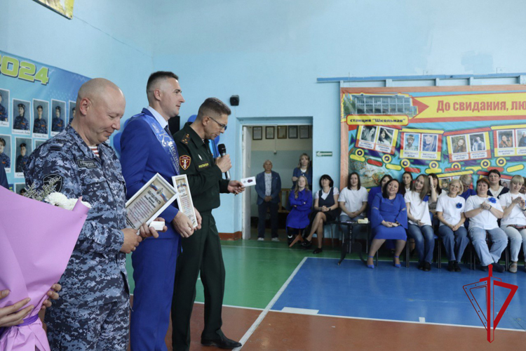 Последний звонок прозвенел для выпускников профильного класса Росгвардии в Биробиджане