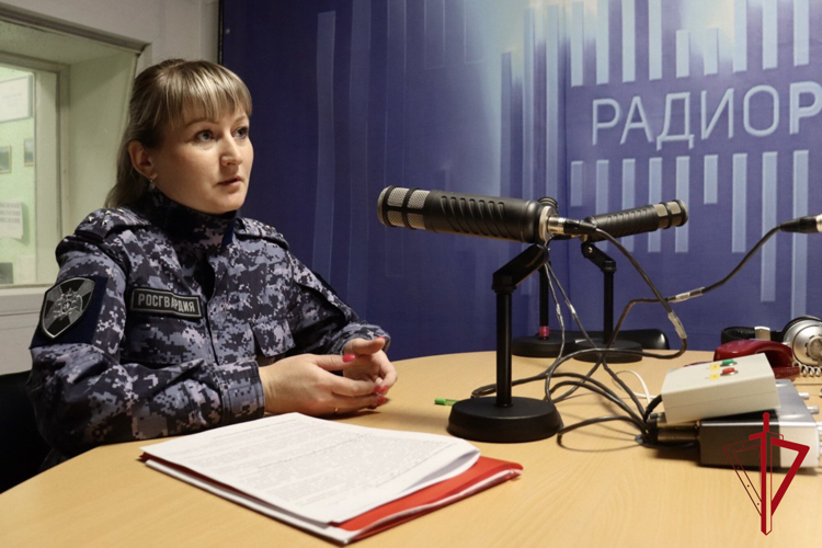 О правилах оборота оружия рассказали росгвардейцы ЕАО в эфире региональной радиостанции