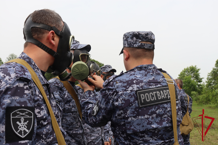 В Еврейской автономии росгвардейцы провели испытания противогазов 