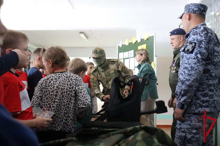 Росгвардейцы познакомили школьников с работой сапёров и кинологов