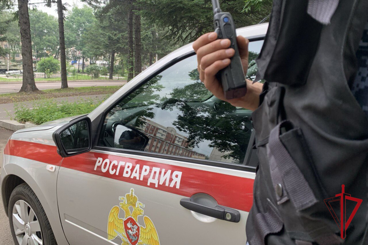 Благодаря оперативности росгвардейцев в Биробиджане задержан гражданин с запрещенным веществом