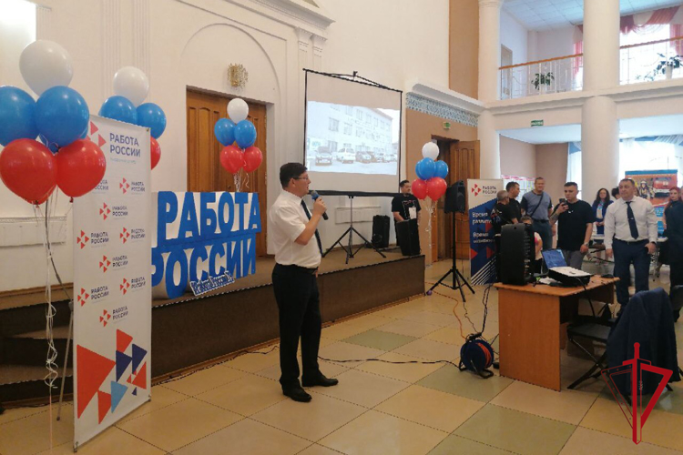 Росгвардия представила вакансии ведомства на ярмарке трудоустройства в Биробиджане