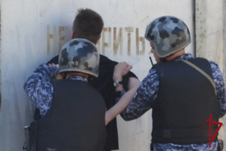В Биробиджане сотрудники Росгвардии задержали рабочего, устроившего пьяный дебош на объекте     