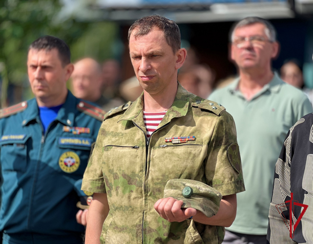 Сотрудники и военнослужащие Росгвардии почтили память Героя России в Биробиджане