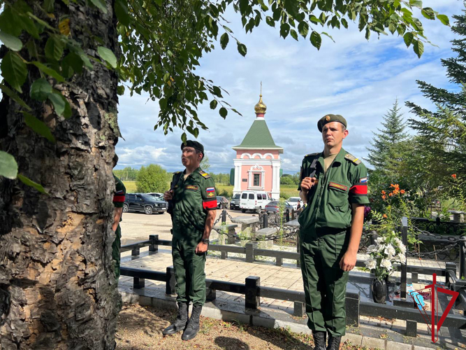 Сотрудники и военнослужащие Росгвардии почтили память Героя России в Биробиджане