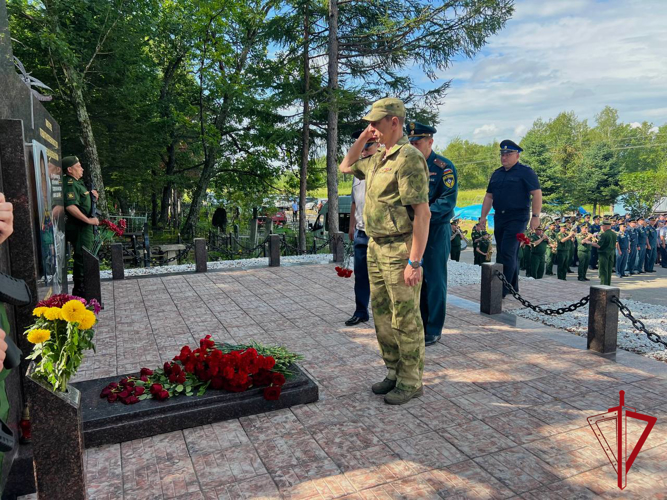 Сотрудники и военнослужащие Росгвардии почтили память Героя России в Биробиджане