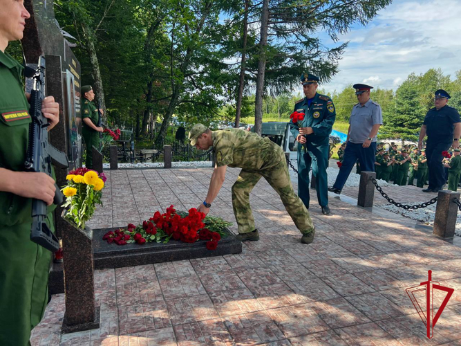 Сотрудники и военнослужащие Росгвардии почтили память Героя России в Биробиджане