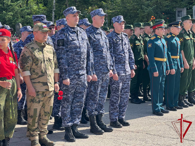 Сотрудники и военнослужащие Росгвардии почтили память Героя России в Биробиджане