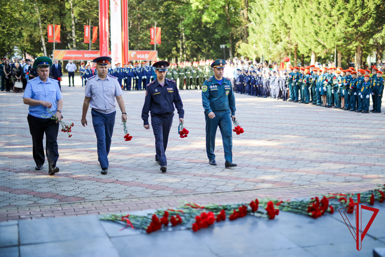 Торжественное возложение цветов состоялось в сквере Победы города Биробиджана в память павших героев Второй мировой войны