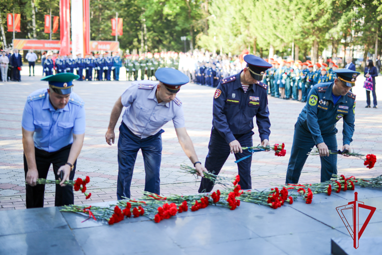 Торжественное возложение цветов состоялось в сквере Победы города Биробиджана в память павших героев Второй мировой войны