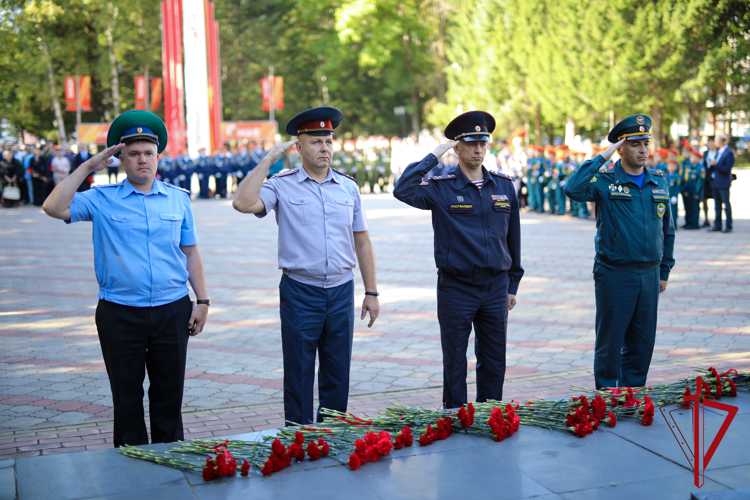 Торжественное возложение цветов состоялось в сквере Победы города Биробиджана в память павших героев Второй мировой войны