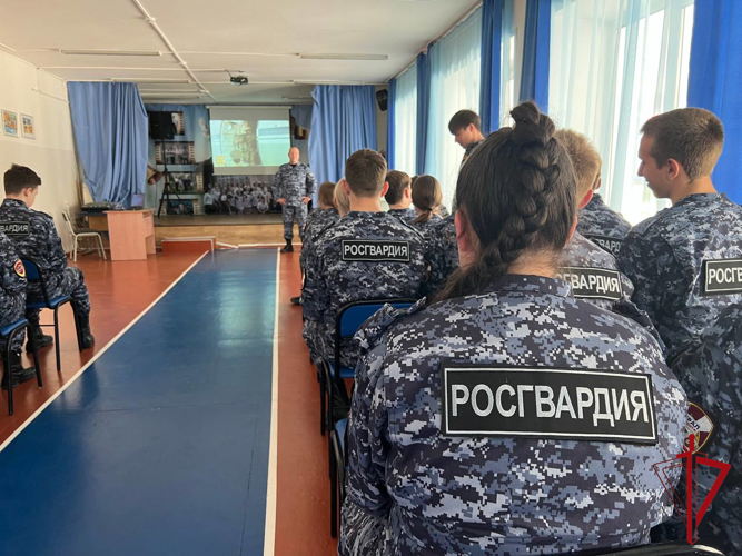 Тематический урок, посвящённый 76-летию Героя России Анатолия Романова, прошёл в школе № 7