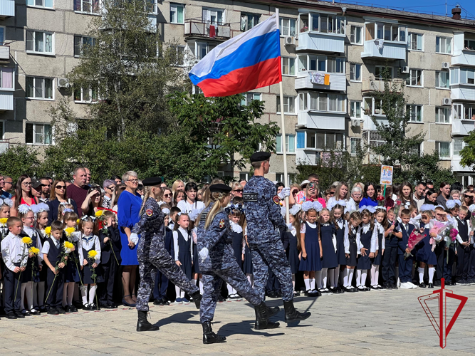 Росгвардейцы поздравили с Днём знаний учеников школы №7 города Биробиджана