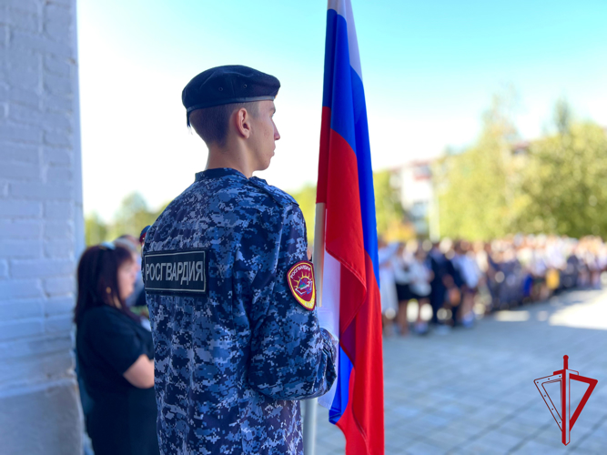 Росгвардейцы поздравили с Днём знаний учеников школы №7 города Биробиджана
