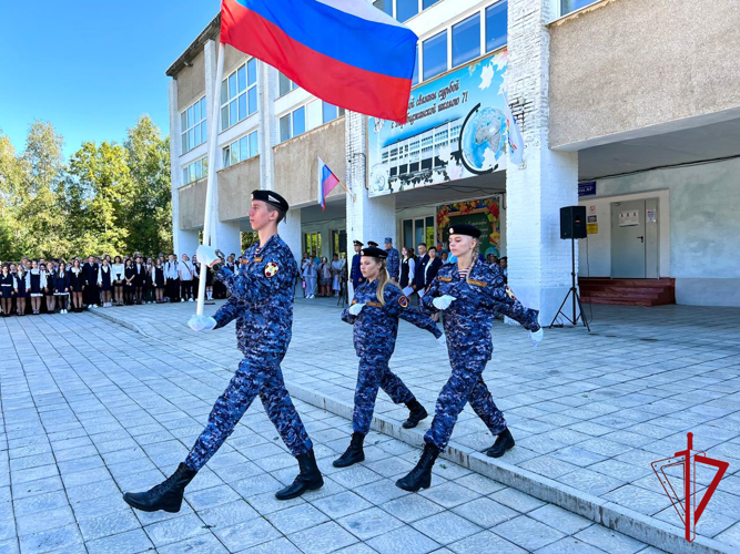 Росгвардейцы поздравили с Днём знаний учеников школы №7 города Биробиджана