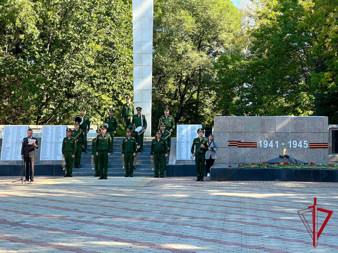 Торжественное возложение цветов состоялось в сквере Победы города Биробиджана в память павших героев Второй мировой войны