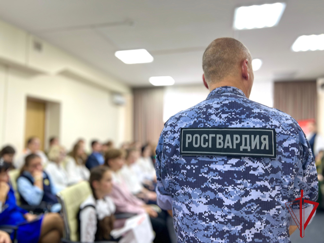 Военнослужащий Росгвардии провёл урок памяти «Имя трагедии - Беслан» для биробиджанских школьников
