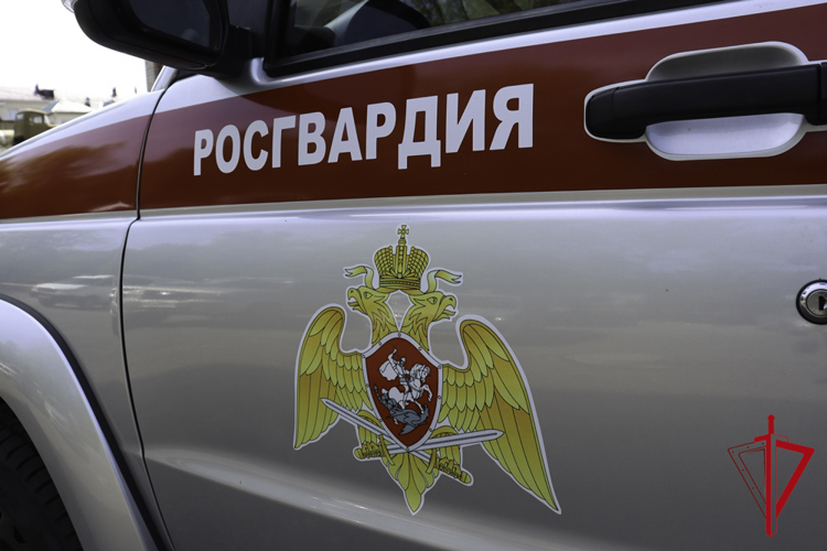 Правоохранители обнаружили спящего в подъезде мужчину с наркотиками