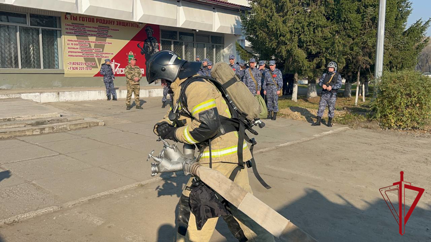 Проведена эвакуация и тушение пожара в ходе совместных учений МЧС и Росгвардии в Биробиджане