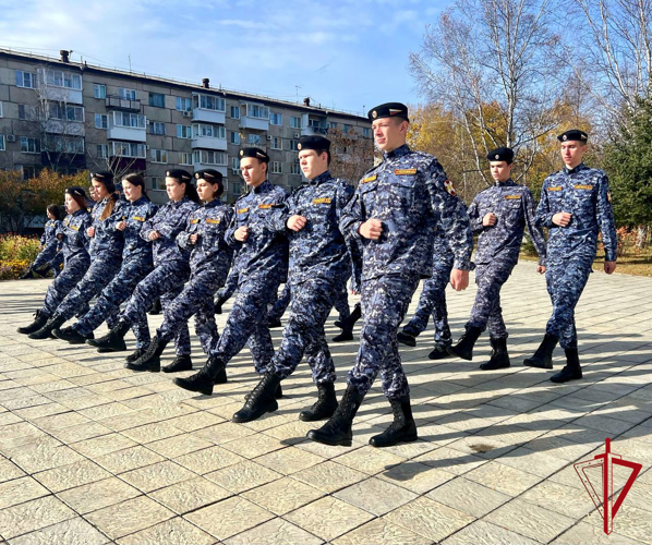 Занятие по строевой подготовке провели военнослужащие Росгвардии в Биробиджане