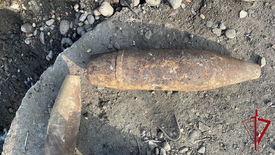 Взрывотехники ОМОН «Мизрэх» обследовали найденные подозрительные предметы, схожие со снарядами