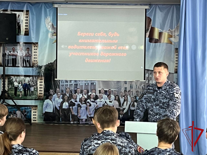 Военнослужащий Росгвардии провёл урок дорожной безопасности в Биробиджане